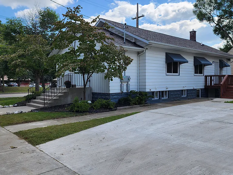 1144 Hazen St SE #B — Photo 2