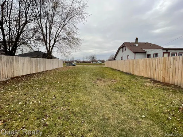 522 E Otis Ave, Hazel Park, MI 48030