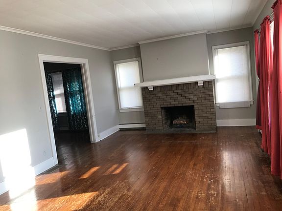 3rd image of 2335 Leclaire St #1