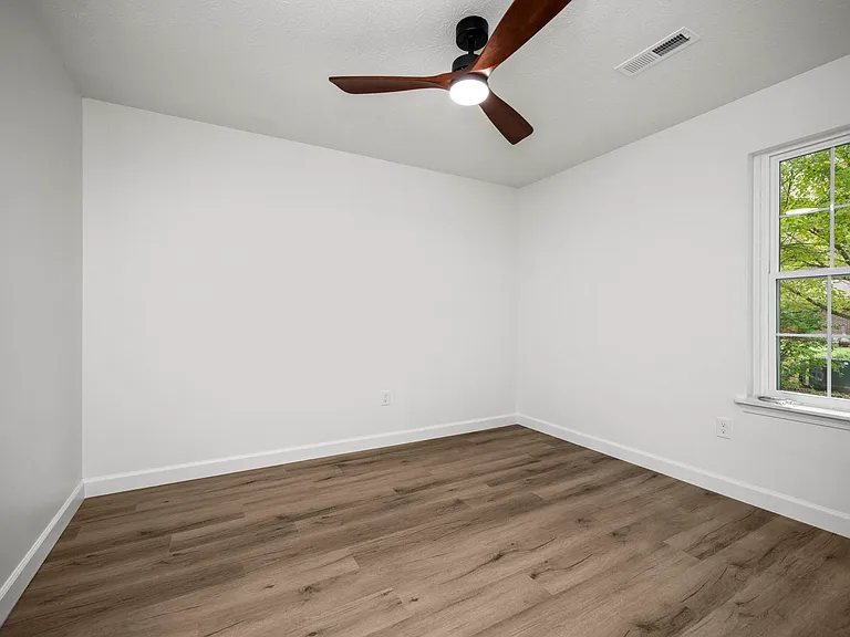 113 Locker Ct — Photo 18
