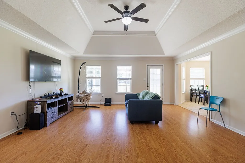 3 bed, 2051 sqft, $2,100 — Photo 2