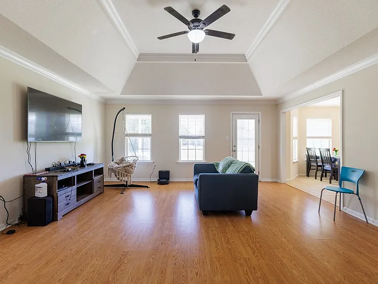 4223 Conway Cir — Photo 2