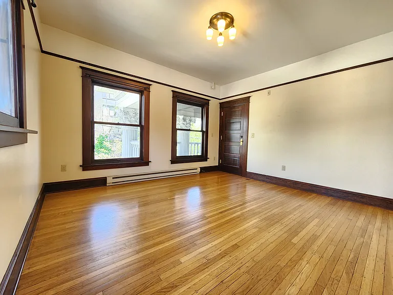 Living Room / Entry