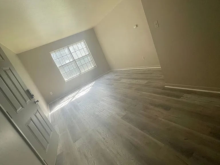 Colonial Apartments — Photo 12