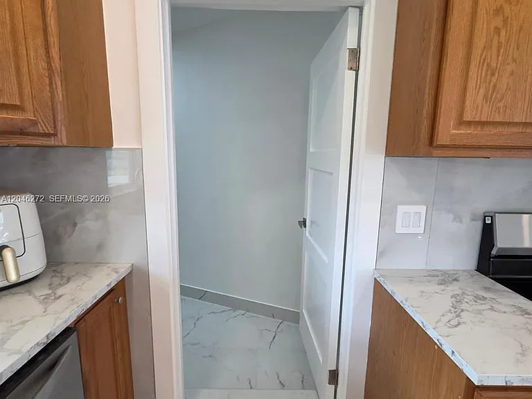 305 SE Airoso Blvd — Photo 18