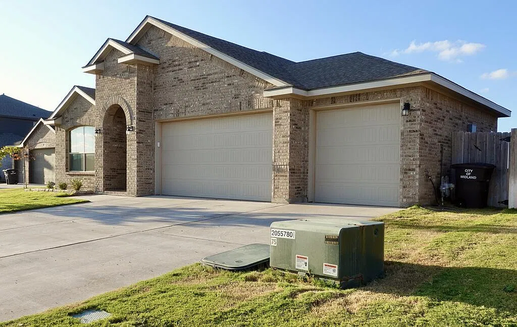 4 bed, 2.0 bath, 2060 sqft, $3,300 — Photo 3