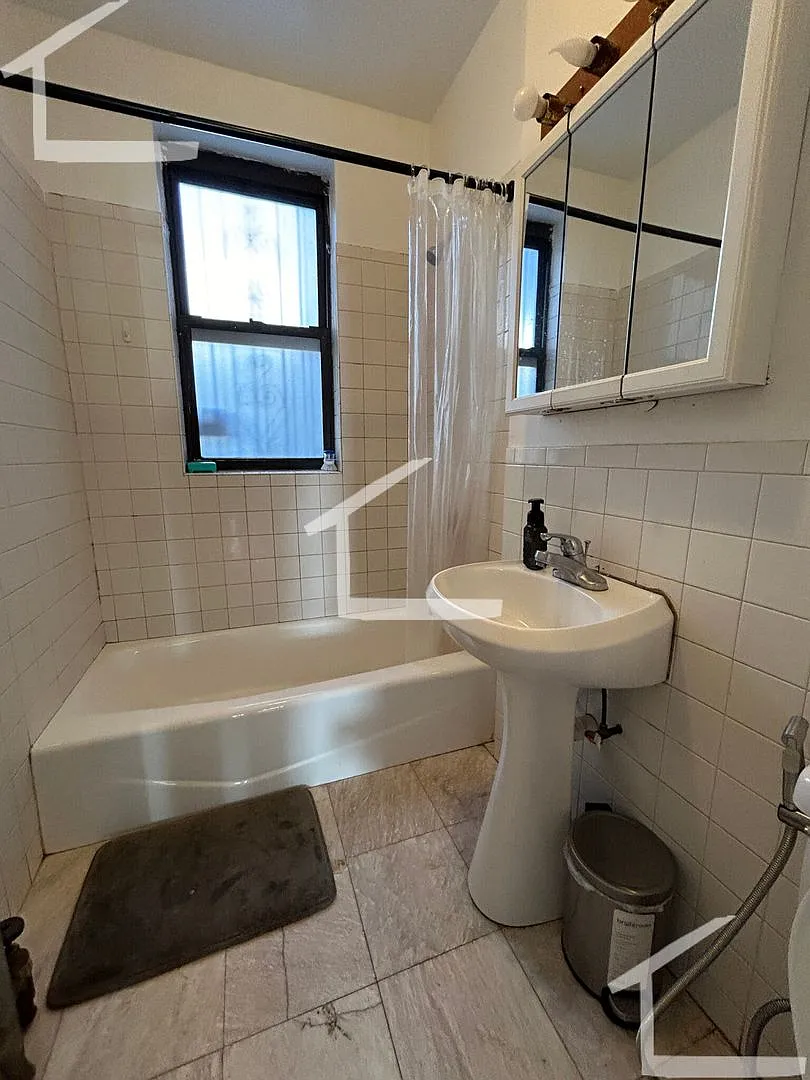 Great 4 Bed Available 8/1/26 — Photo 4