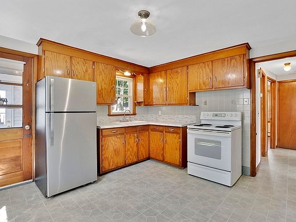 3rd image of 267 Connecticut Ave