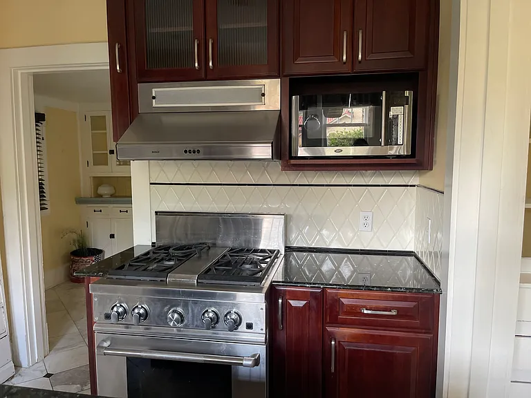 1124 N Spring St — Photo 5