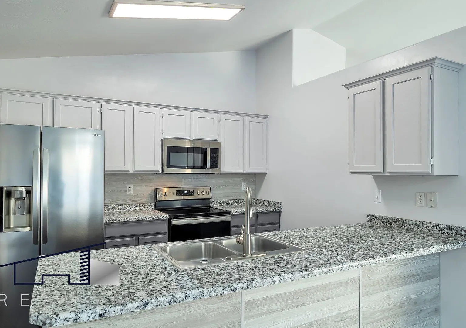 Updated Ogden 3 Bedroom 2 Bathroom Home — Photo 3