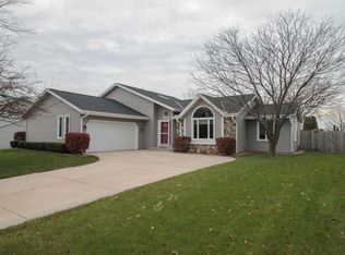 10220 S Hawk Cir, Oak Creek, WI 53154