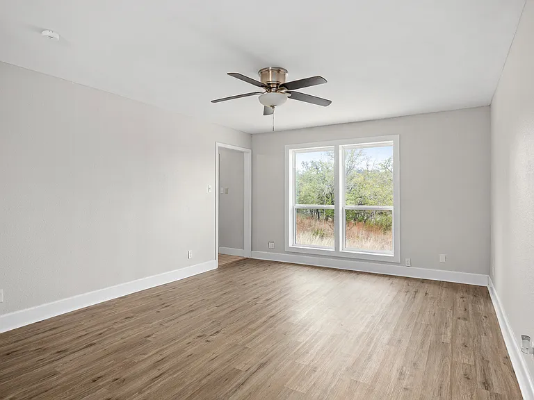 138 Hobson Ln — Photo 4