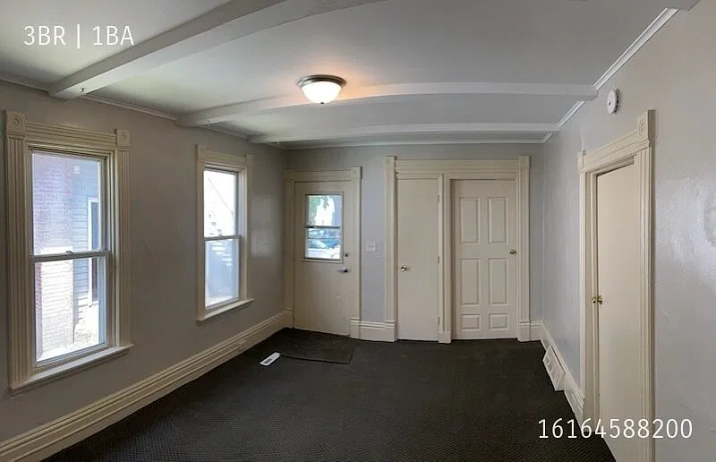 SW 3 bed lower at 922 Hovey — Photo 3