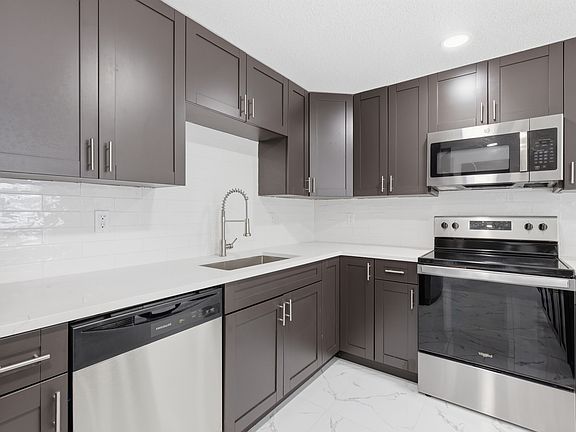 4th image of 7541 Camelot Rd