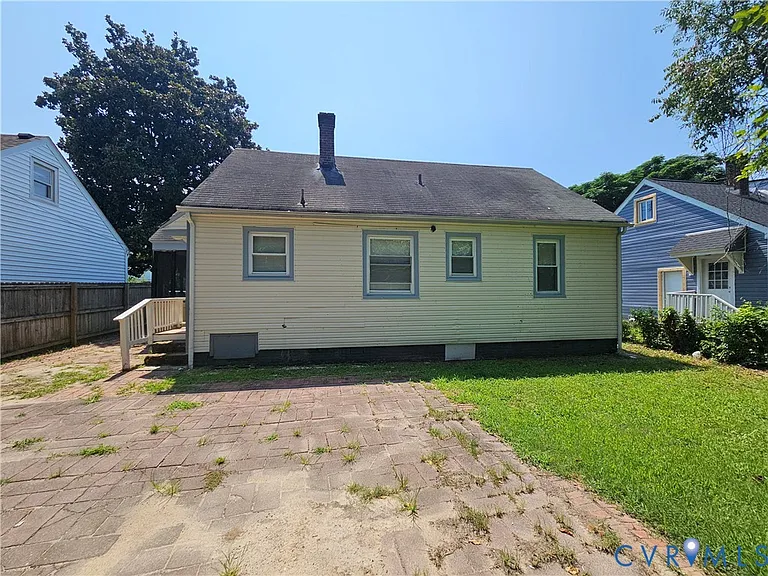 3909 Larchmont Ln — Photo 2