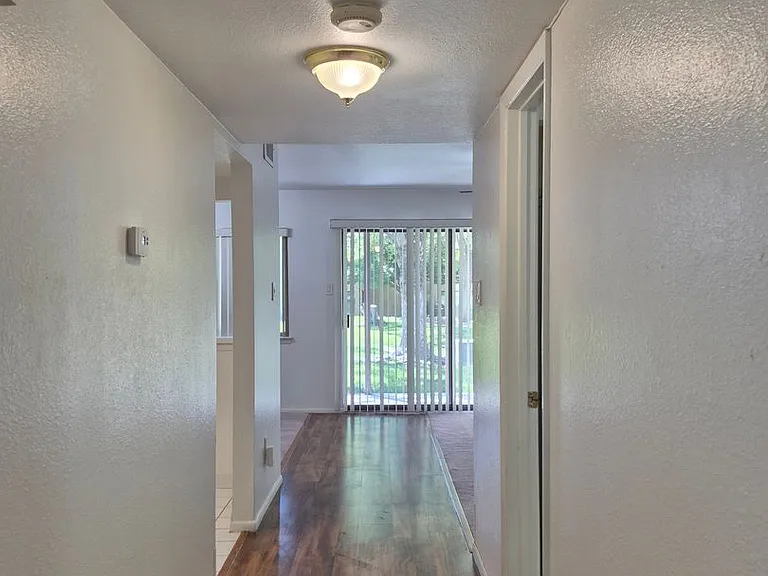 925 Country Club Dr SE #C — Photo 3