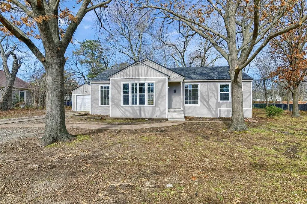 1313 E Lamar St — Photo 2