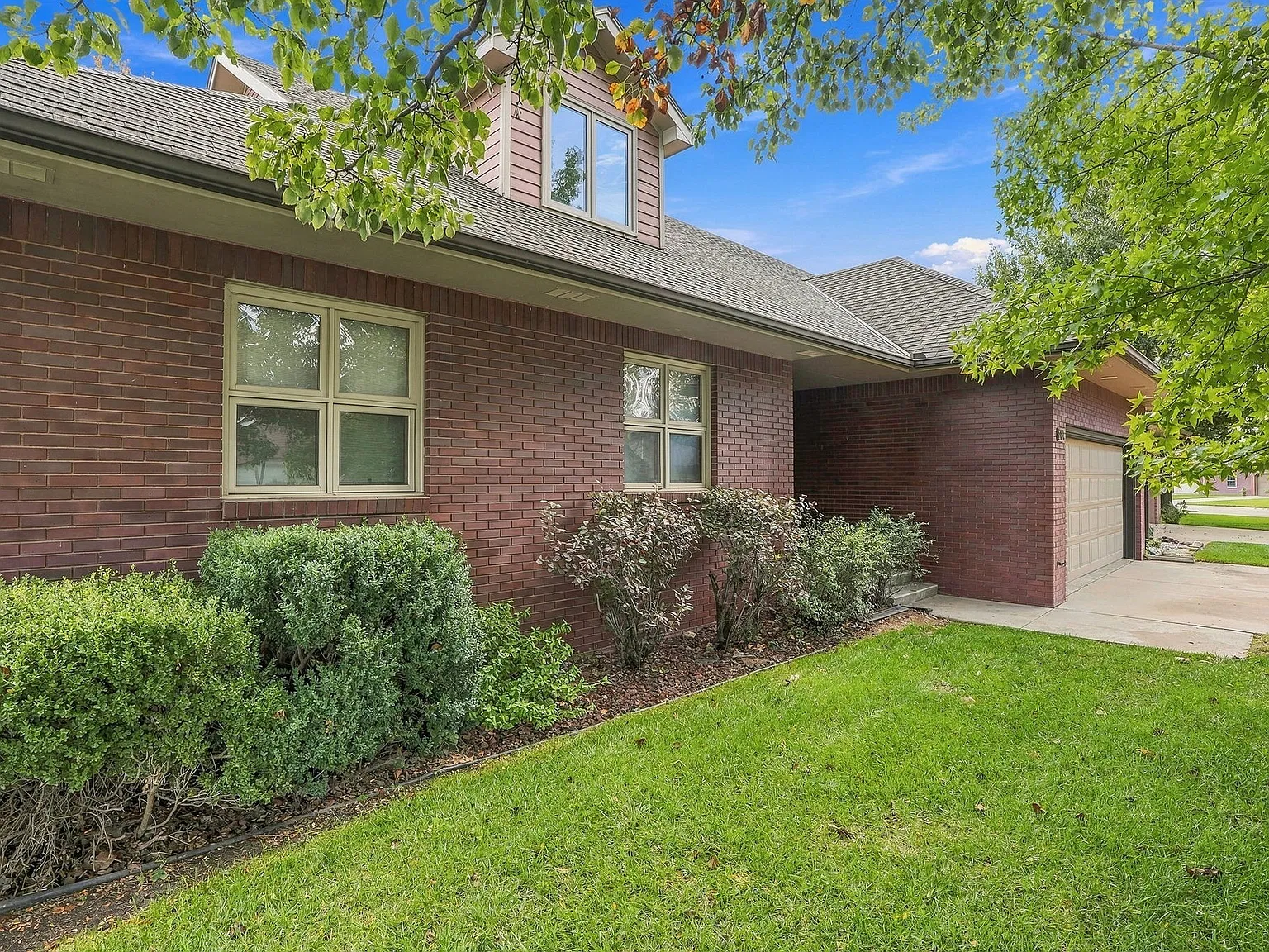 3 bed, 2300 sqft, $1,900 — Photo 3