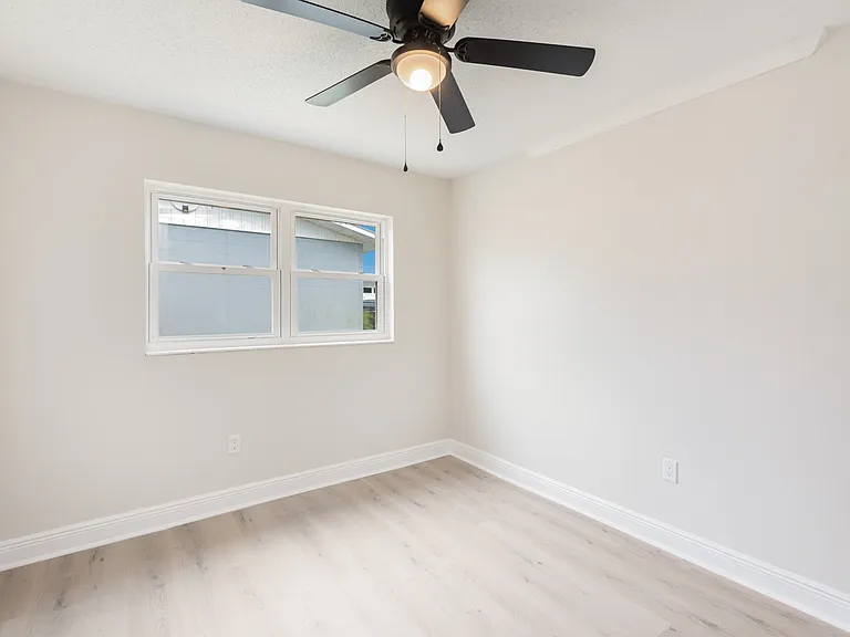 1650 Leach Cir — Photo 3