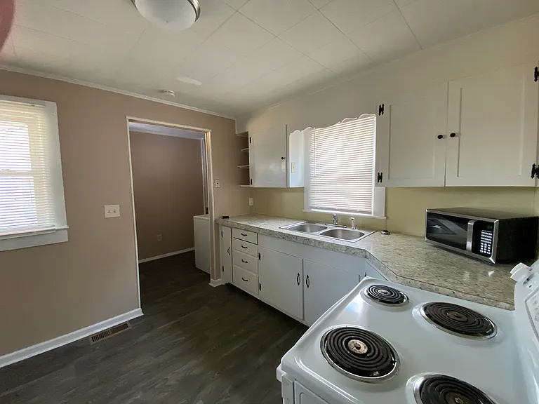 1128 Ava St — Photo 5