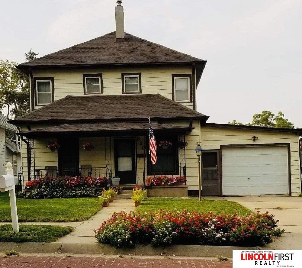 910 8th St S, Fairbury, NE 68352 | Zillow