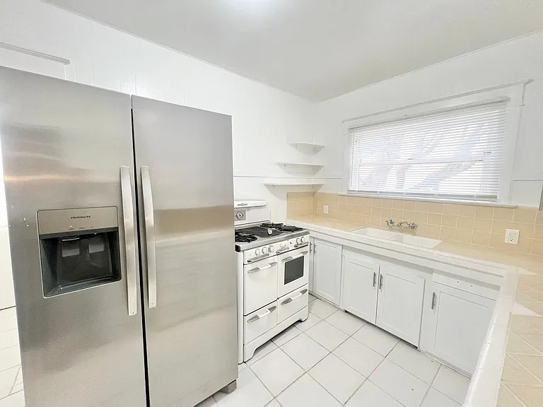 Charming 2 Bed / 2 Bath Apartment on Ocean Blvd Garage Included — Photo 5