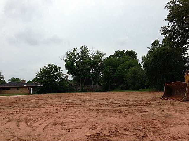 2nd image of 6903 N Country Club Dr