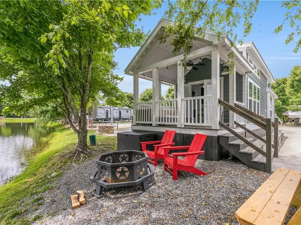 13 Mountain Meadows Dr, Cleveland, GA 30528