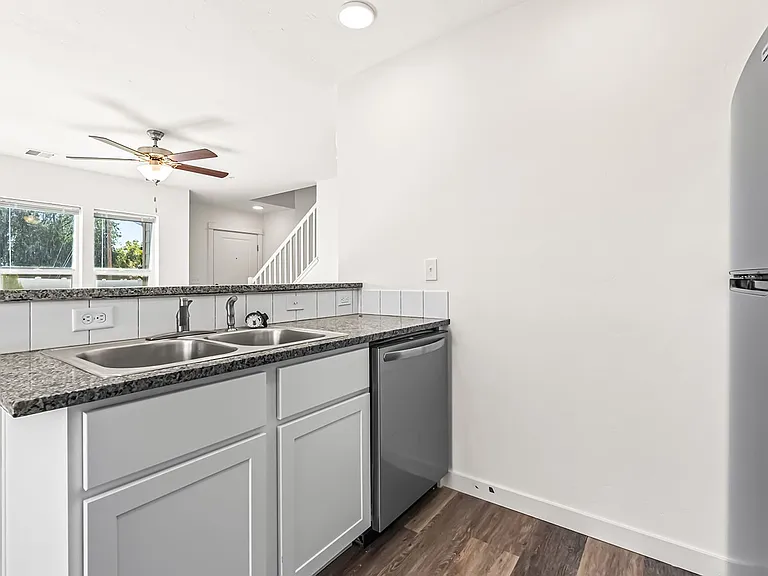 Midway Townhomes — Photo 38
