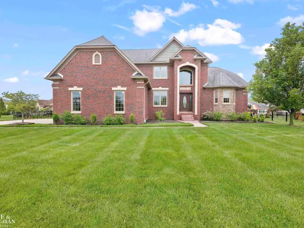 26898 Alderman Ct, Harrison Township, MI 48045