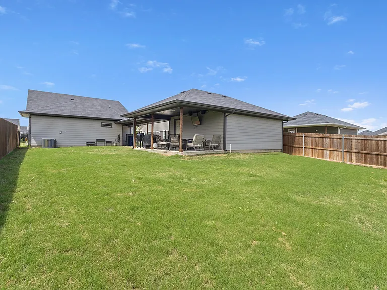 616 Charlotte Ln — Photo 18
