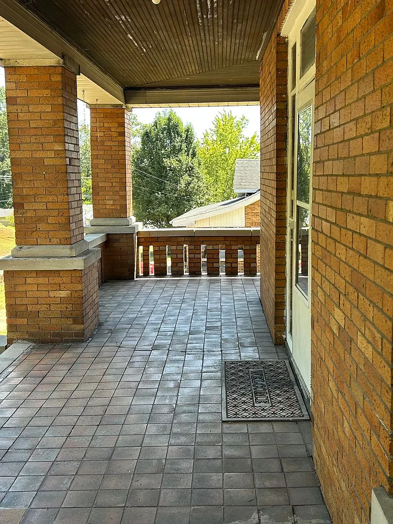 Large North Side Home — Photo 3