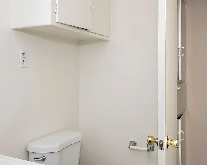 1150-1154 E Chevy Chase Dr — Photo 10
