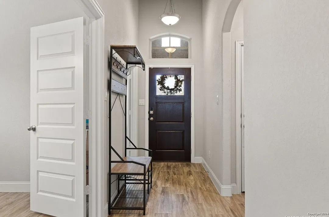 4 bed, 3.5 bath, 2714 sqft, $2,400 — Photo 4