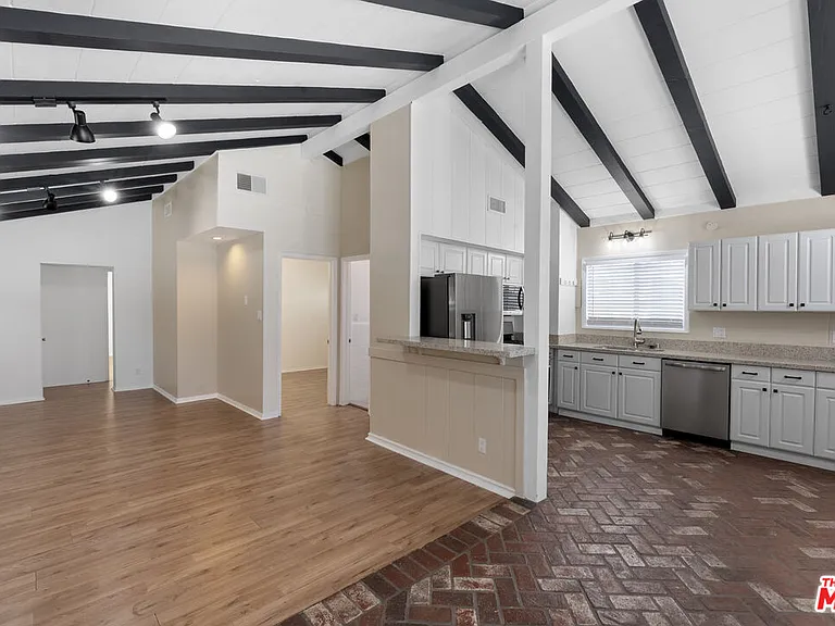 5541 Fallbrook Ave — Photo 11