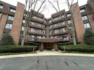 1125 Lake Cook Rd APT 203E, Northbrook, IL 60062