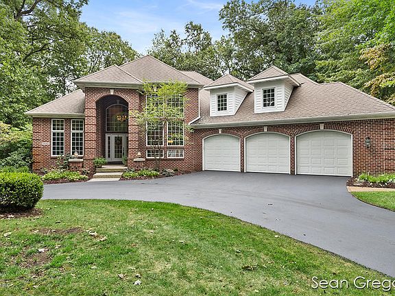 2nd image of 4649 Dunrobin Dr NE