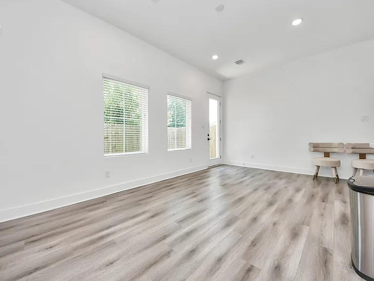 318 Neyland St — Photo 28