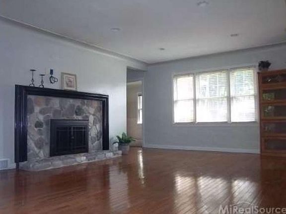 4th image of 21905 Sunnyside St