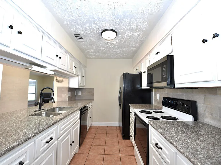 16222 Queensdale Dr — Photo 17
