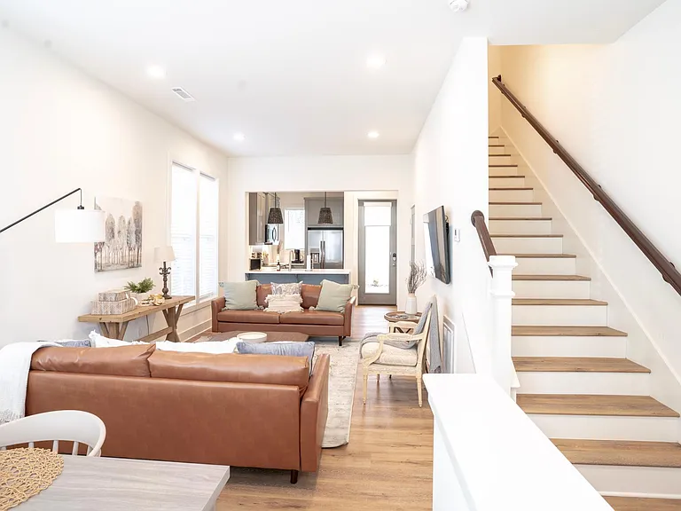 396 S Hill Ave — Photo 2
