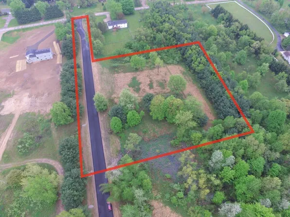 1420 Pine Row Dr, Wayland, MI 49348