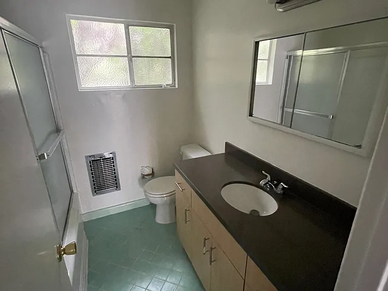 1560 N Laurel Ave — Photo 12