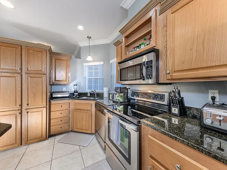 2 Emden Cir — Photo 15