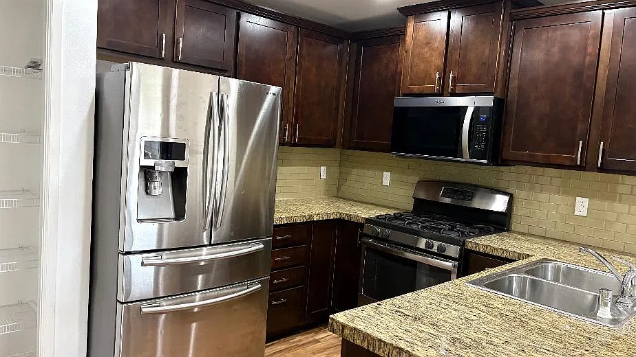 4 bed, 2.5 bath, 2800 sqft, $2,800 — Photo 4