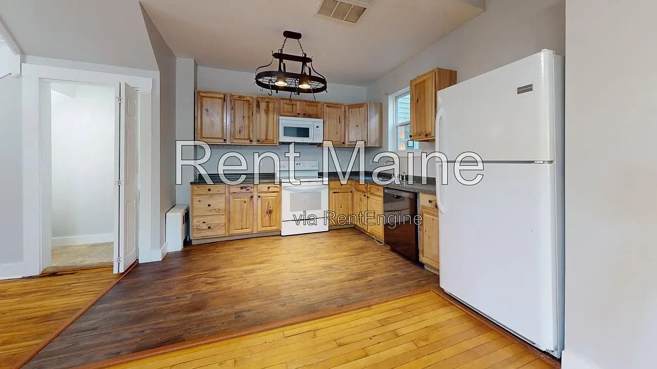3 bed, 1.5 bath, 2020 sqft, $2,000 — Photo 1