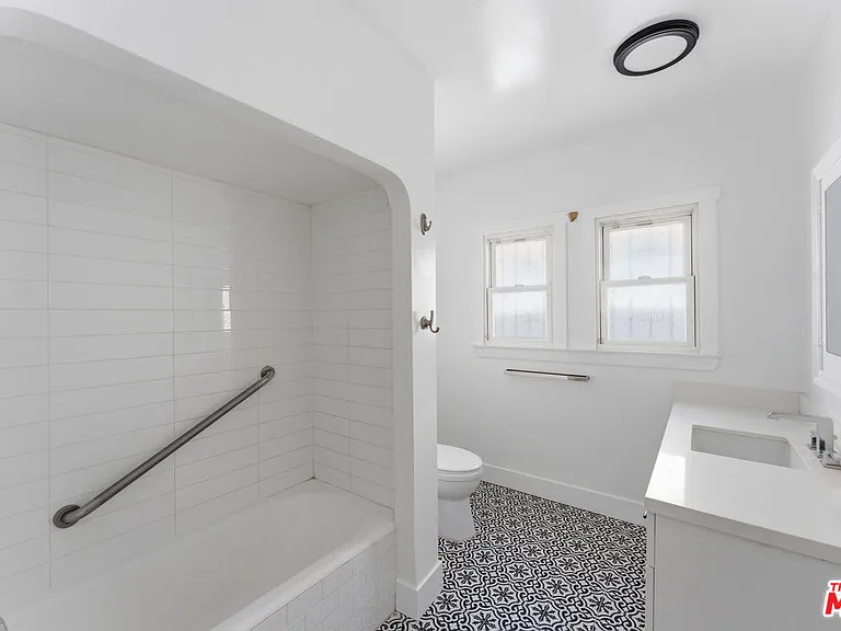 537 N Poinsettia Pl — Photo 17