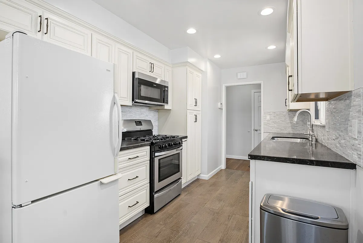 3 bed, 1214 sqft, $3,950 — Photo 2