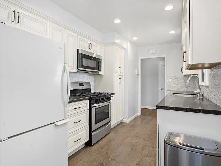1325 W Ash Ave — Photo 2