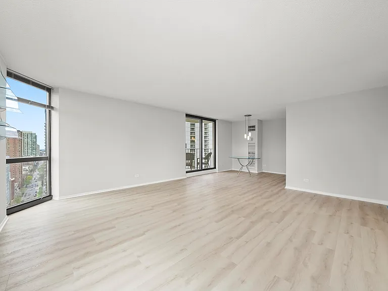 70 W Huron St #21B — Photo 7